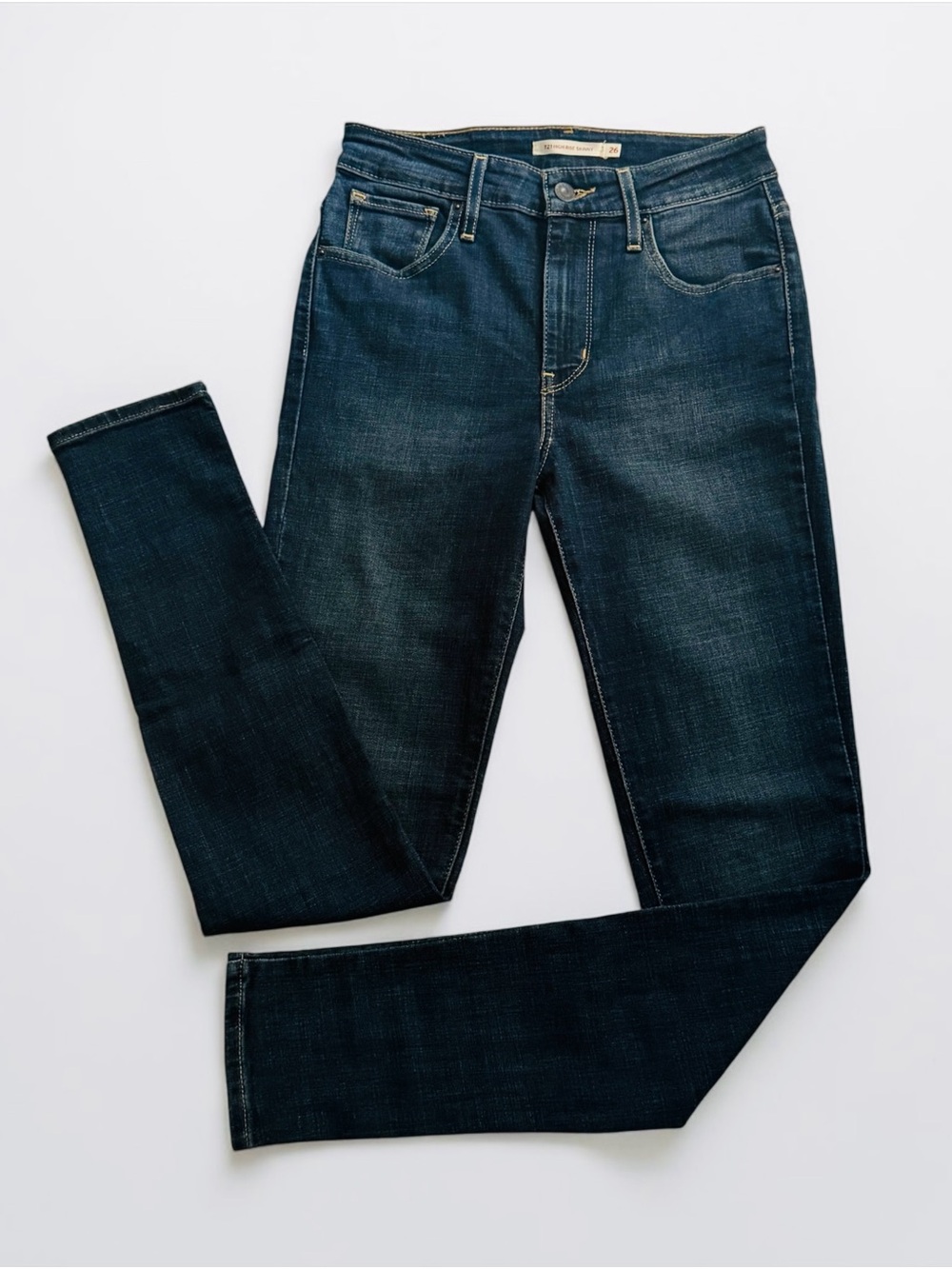 Levi’s 721 High Rise Skinny Jeans in Medium Wash! Size 26!